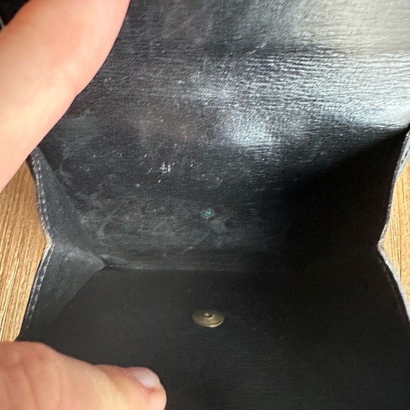 Louis Vuitton EPI in black trifold wallet. Excellent condition. - Picture 4 of 9
